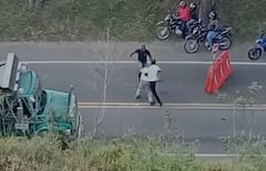 En el vídeo se ve claramente que los dos auxiliares de la buseta golpean al mismo tiempo al paletero, mientras que este busca defenderse.