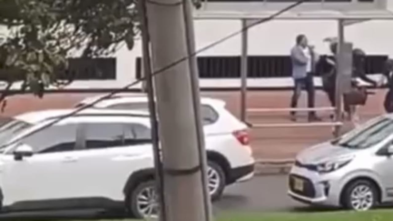 Este es el momento en el que los delincuentes hurtan los más de 11 mil dólares a su víctima.