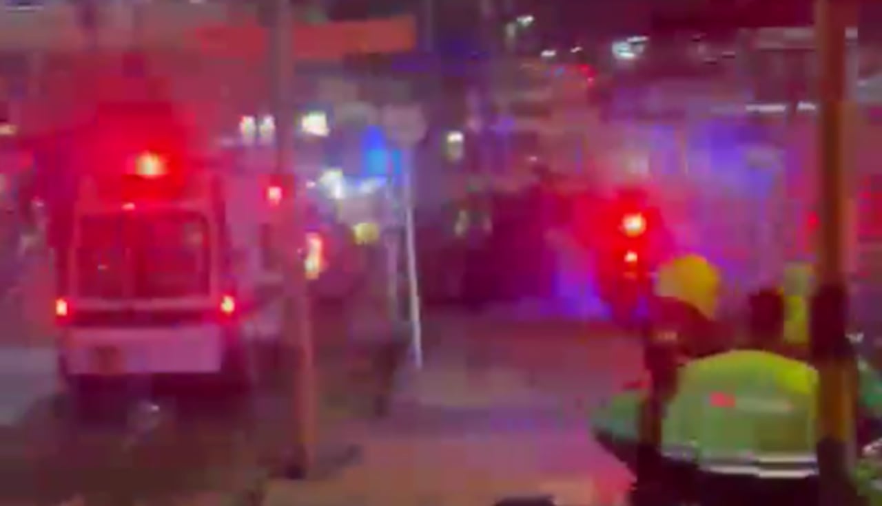 Imagen de la intervención de las autoridades en las riña entre hinchas en Bogotá.