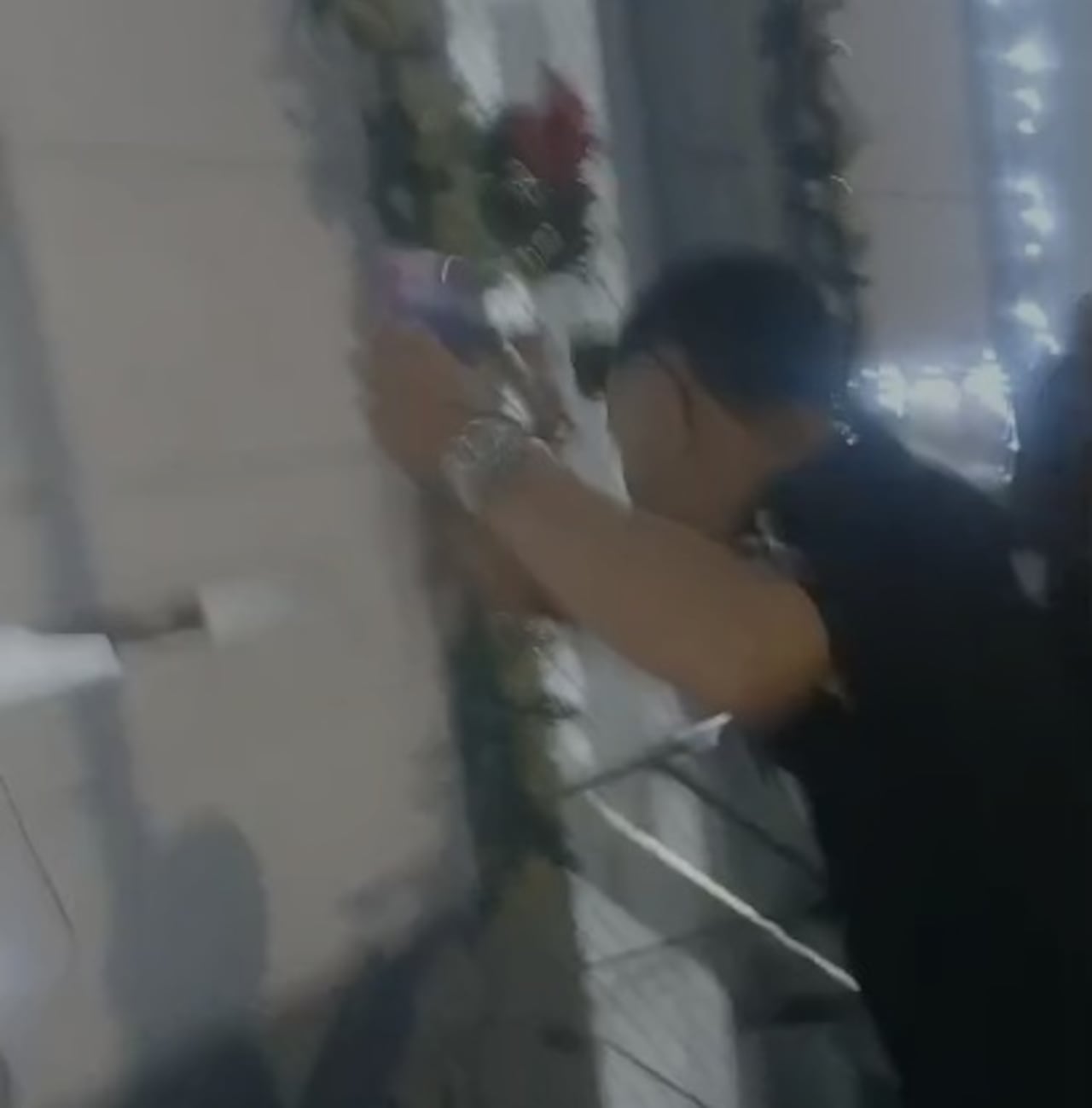 Varios sujetos atacaron con palos y hasta con arma de fuego la estación de Policía de Villa Rica, luego de atacar brutalmente a dos patrulleras.