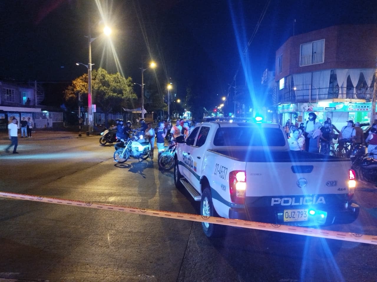 Personal antiexplosivos inspecciona una bolsa sospechosa con cables hallada en las cercanías del centro penitenciario.