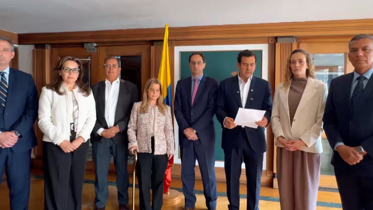 El mandatario electo coordinó planes estratégicos con once de sus jefes de cartera designados y el vicepresidente José Manuel Restrepo.