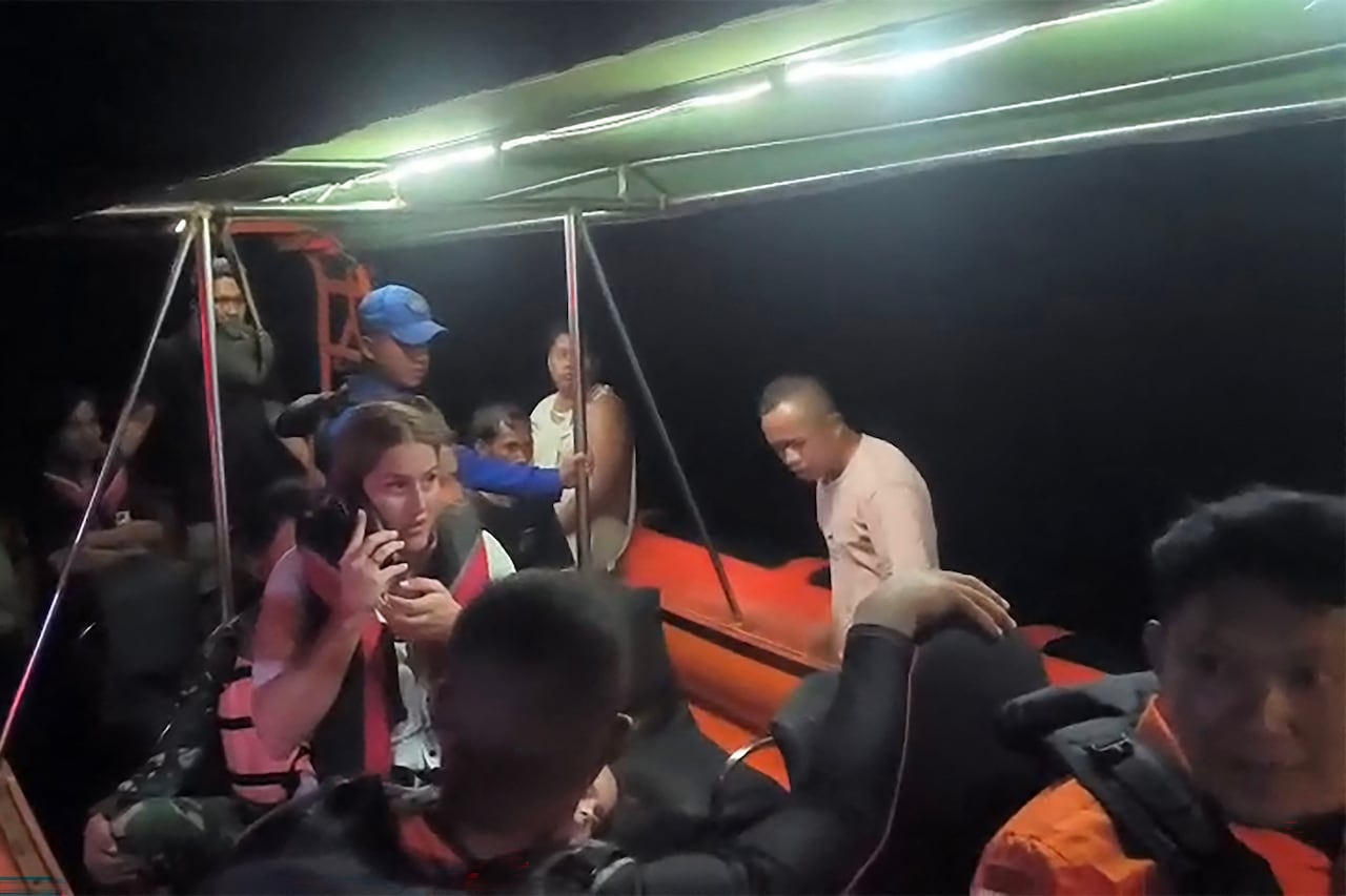 Esta fotografía, tomada y difundida el 27 de diciembre de 2025 por la Agencia Nacional de Búsqueda y Rescate de Labuan Bajo (BASARNAS Labuan Bajo), muestra a miembros de los equipos de búsqueda y rescate evacuando a turistas extranjeros en aguas de la isla de Padar, en Labuan Bajo, Nusa Tenggara Oriental, después de que un barco turístico sufriera una falla en el motor y se hundiera. Una familia española de cuatro miembros se encuentra desaparecida tras el naufragio de un barco turístico en Indonesia, informó la agencia estatal de noticias Antara el 27 de diciembre. El barco transportaba 11 personas cuando se hundió en el estrecho de la isla de Padar, cerca del popular destino turístico de Labuan Bajo, el viernes por la noche, según Antara. (Foto de Handout / BASARNAS / AFP) / USO EDITORIAL RESTRINGIDO - CRÉDITO