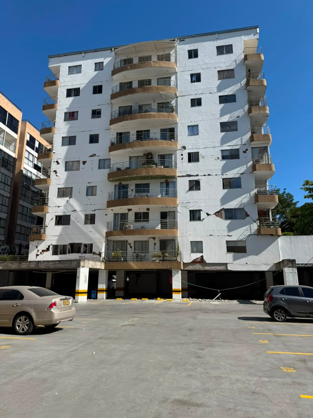 Edificaciones afectadas con la carrera 56 después de la calle 5, hacia la avenida Los Cerros.