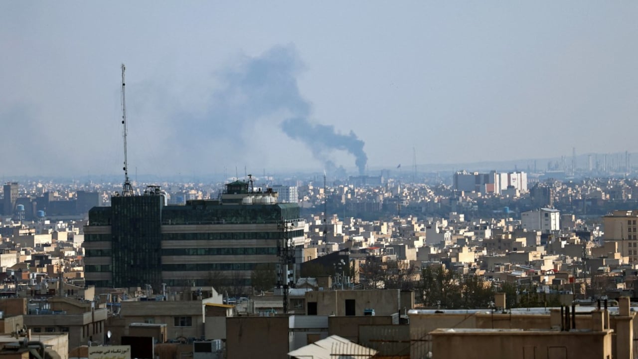 Un periodista de AFP informó de varias explosiones de gran magnitud en el oeste de la capital iraní, Teherán, la tarde del 1 de abril. No estaba claro cuál era el objetivo.