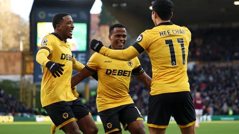Jhon Arias (centro) celebra su primer gol en la Premier League con Wolverhampton.