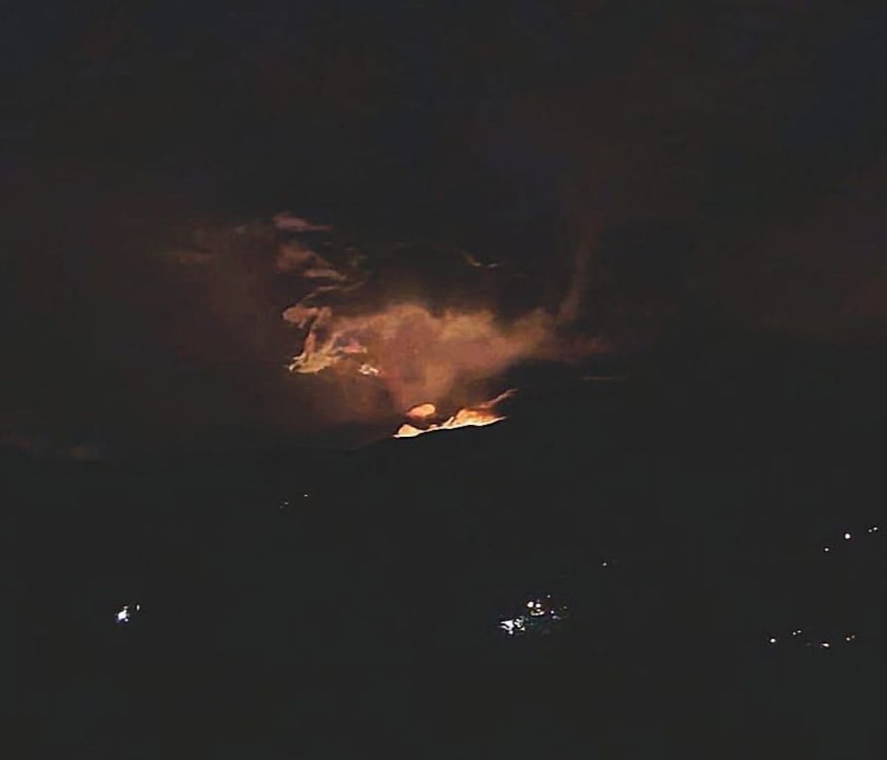 La luna llena elevándose detrás del volcán Puracé creó una impactante ilusión óptica que rápidamente se volvió viral en redes sociales.