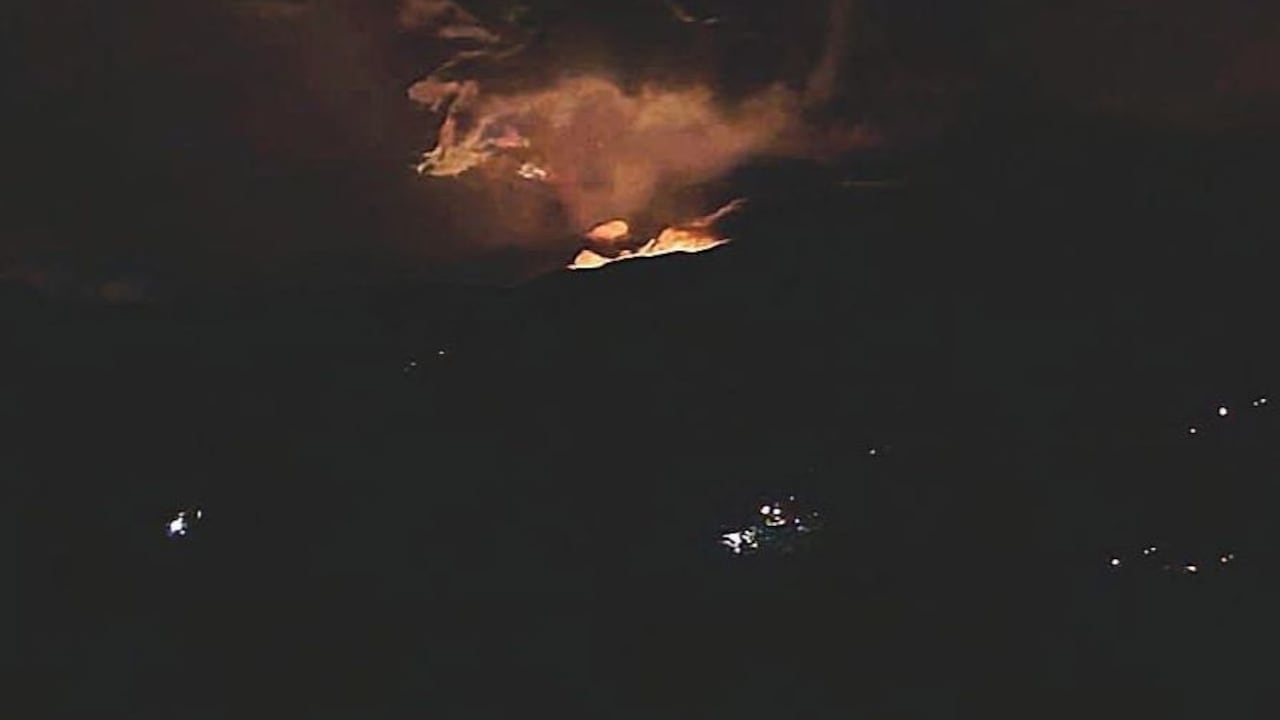 La luna llena elevándose detrás del volcán Puracé creó una impactante ilusión óptica que rápidamente se volvió viral en redes sociales.
