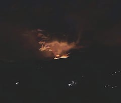 La luna llena elevándose detrás del volcán Puracé creó una impactante ilusión óptica que rápidamente se volvió viral en redes sociales.