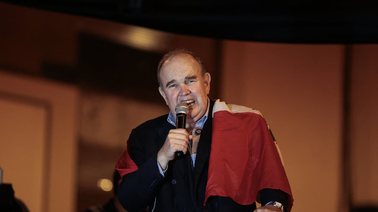 El candidato presidencial peruano del partido Renovación Popular, Rafael López Aliaga, pronuncia un discurso durante una manifestación para protestar por las presuntas irregularidades en las recientes elecciones en Lima, el 14 de mayo de 2026.