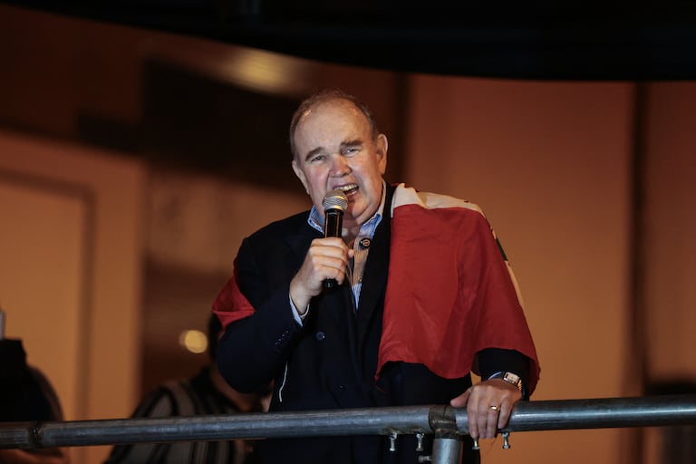 El candidato presidencial peruano del partido Renovación Popular, Rafael López Aliaga, pronuncia un discurso durante una manifestación para protestar por las presuntas irregularidades en las recientes elecciones en Lima, el 14 de mayo de 2026.