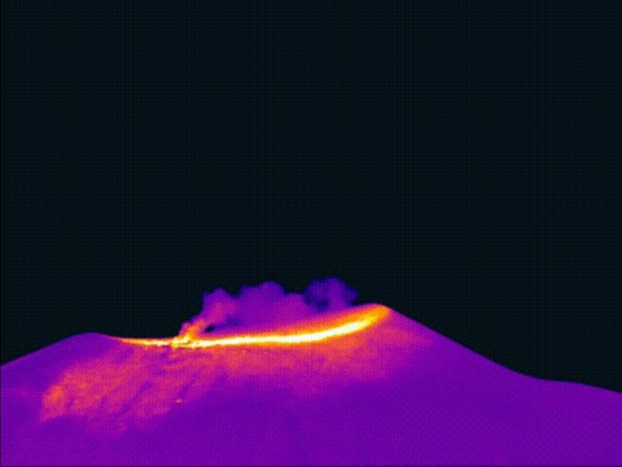 La cadena volcánica Los Coconucos, compuesta por 15 estructuras, sigue siendo monitoreada por el SGC las 24 horas del día. Por el momento, no se contempla un cambio en el estado de alerta Amarilla del volcán Puracé, ya que los parámetros registrados tras el evento han retornado a los niveles previos.