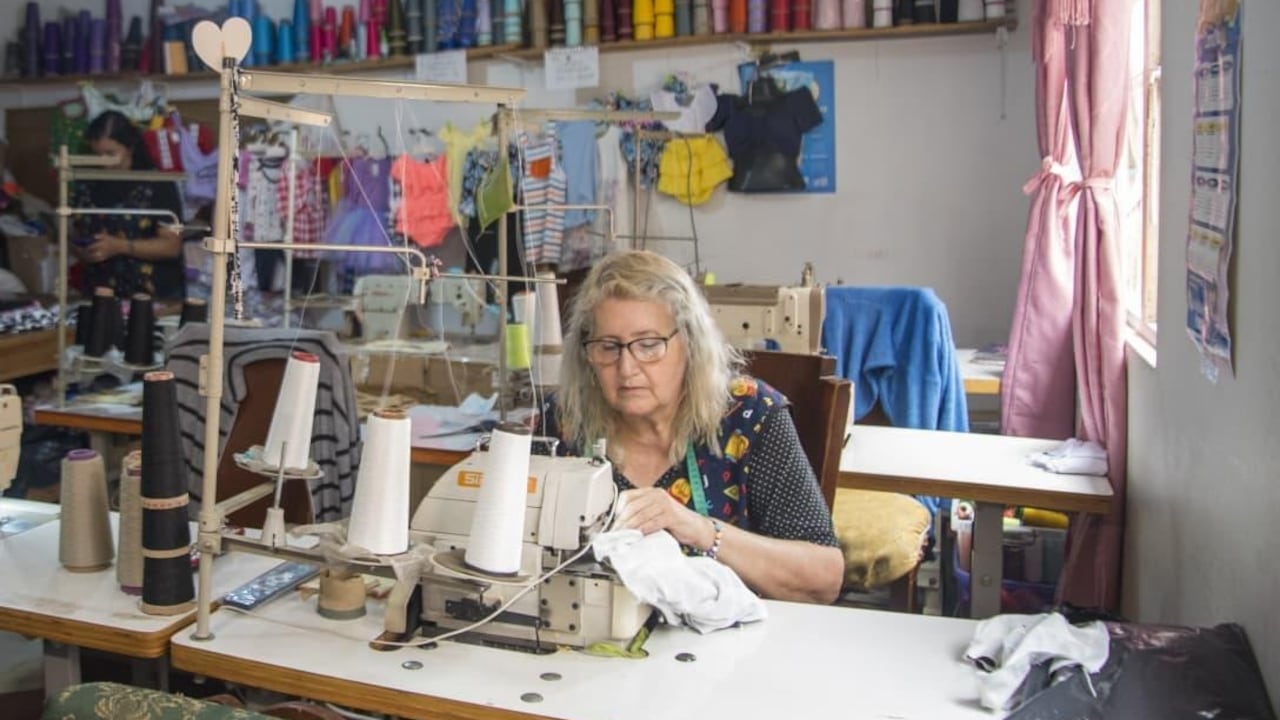 Los datos evidencian que el dinamismo productivo de la economía popular tiene un rostro marcadamente femenino. Más del 50% de los recursos colocados en este segmento han sido destinados a mujeres microempresarias y rurales.