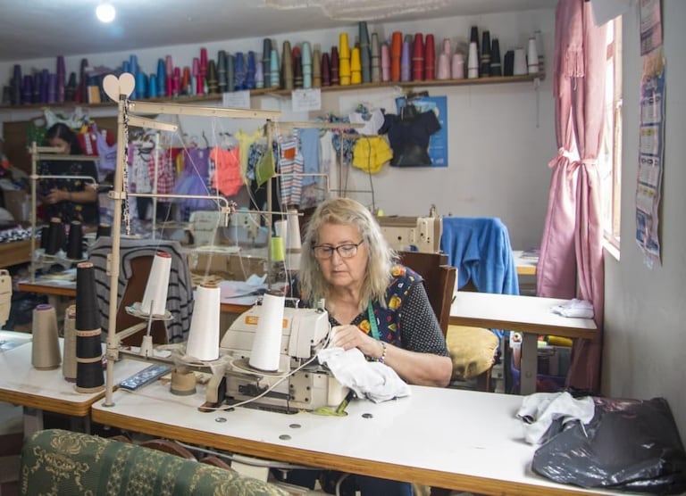 Los datos evidencian que el dinamismo productivo de la economía popular tiene un rostro marcadamente femenino. Más del 50% de los recursos colocados en este segmento han sido destinados a mujeres microempresarias y rurales.