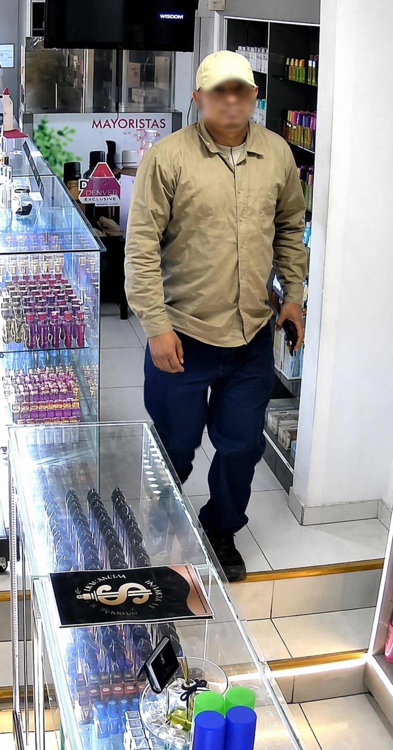 Cámaras de seguridad captaron el momento exacto en que un delincuente armado intimida al comerciante en un local de Chiminangos II.