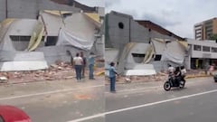 Restos de mampostería y láminas metálicas sobre el andén tras la caída de la fachada comercial en la Avenida 8 Norte con Calle 13.