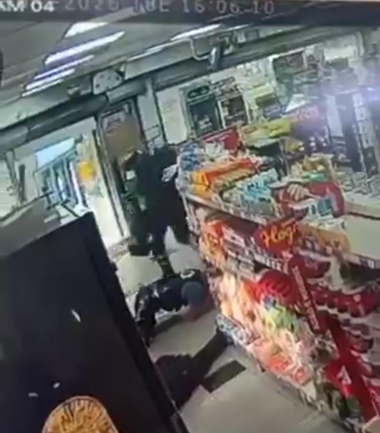 Los delincuentes sometieron a los transportadores al interior del establecimiento comercial.