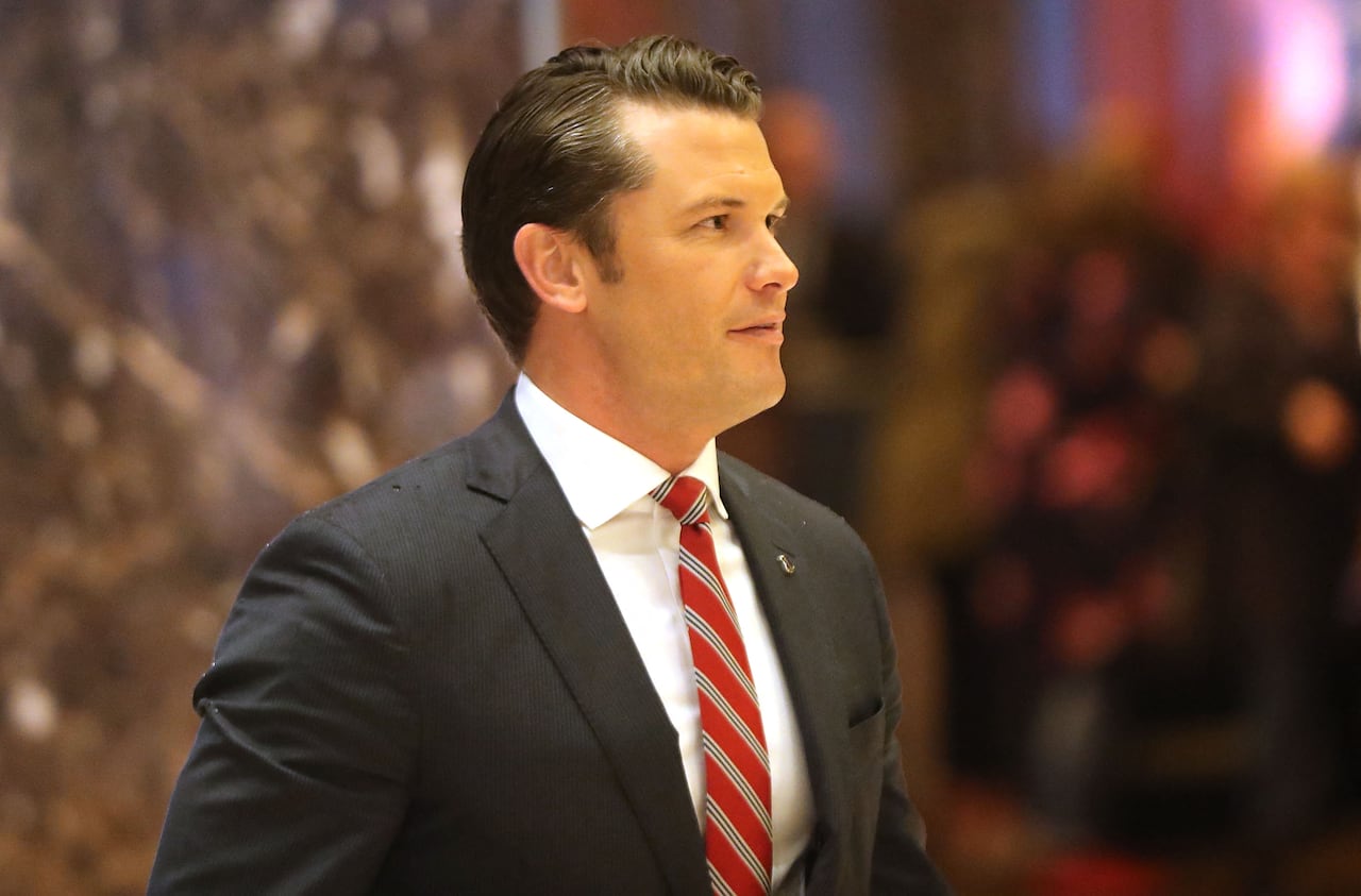 Hegseth ha sido una figura prominente en los medios, defendiendo políticas de derecha y promoviendo una visión nacionalista y militarista en sus intervenciones.