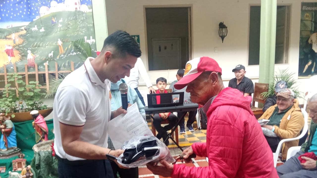 Cada abuelo y abuela recibió su regalo de Navidad, muestra del compromiso amoroso de las directivas y del personal médico y operativo de esta entidad.