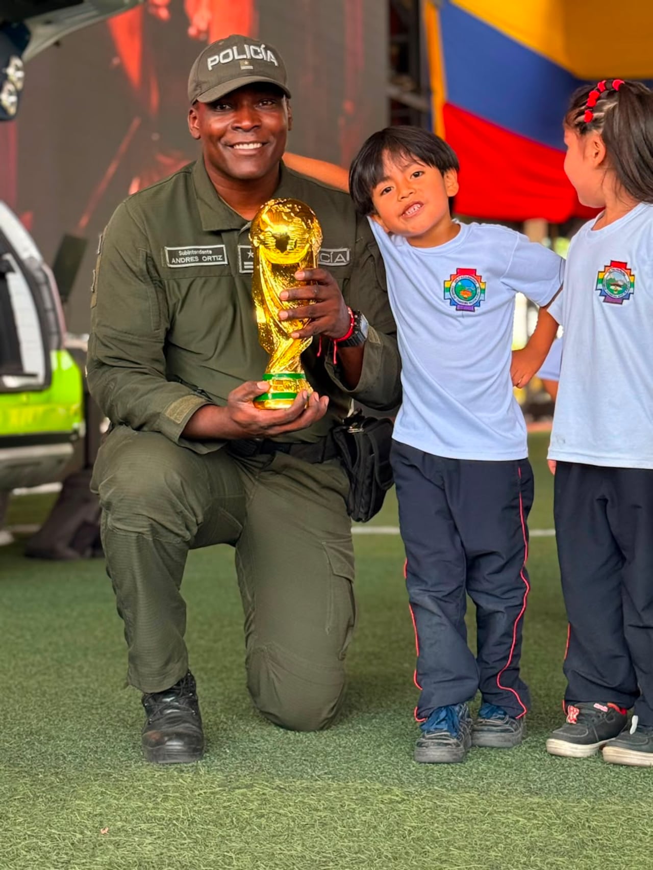 Durante la actividad, los participantes recibieron camisetas de la Selección Colombia, balones edición especial Mundial 2026 y refrigerios, en una mañana llena de alegría y diversión.