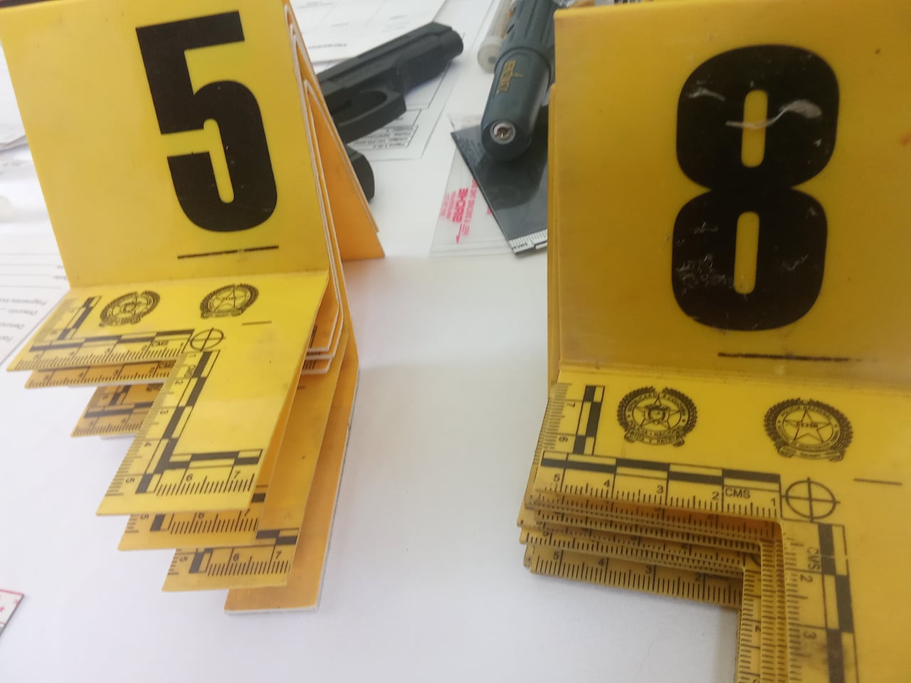 Funcionarios de la Sijín de la Policía fueron los encargados de recolectar las primeras versiones de lo sucedido, buscando establecer los móviles de este ataque armado, registrado en el área urbana de El Bordo.