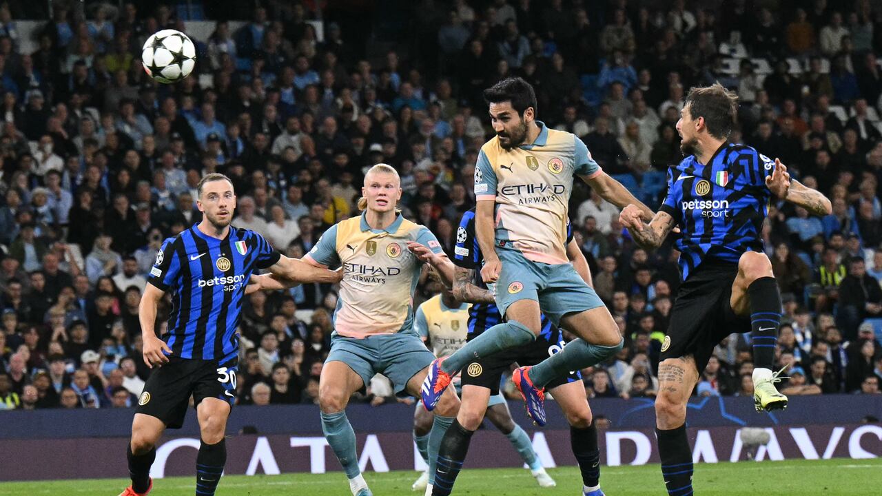 El centrocampista alemán del Manchester City #19 Ilkay Gundogan (2R) tiene este último encabezado guardado durante el partido de fútbol de la fase de liga de la Liga de Campeones de la UEFA entre el Manchester City y el Inter de Milán en el estadio Etihad, en Manchester, noroeste de Inglaterra.