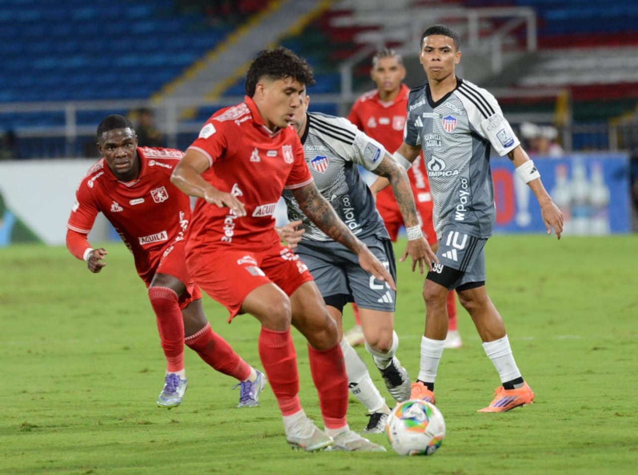 Imagen del partido de la segunda fecha del Grupo A de los cuadrangulares semifinales Liga Colombiana 2025, entre América de Cali y Junior de Barranquilla.