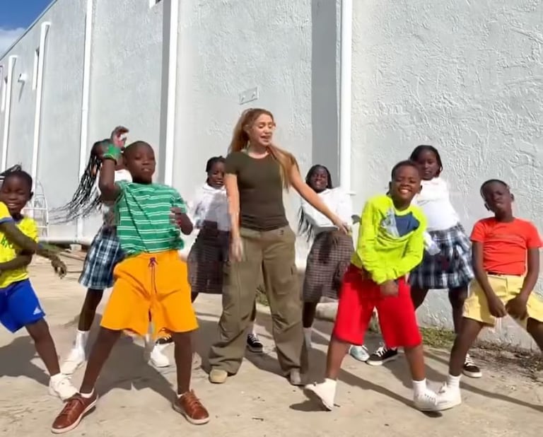 Shakira con los Ghetto Kids.