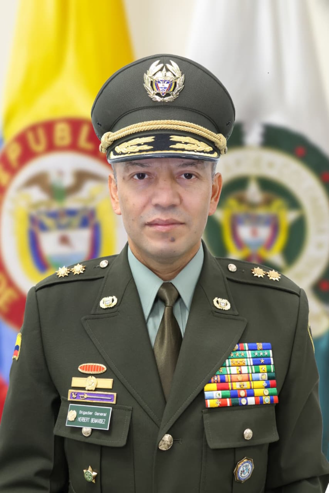 El brigadier general Herbert Luguiy Benavidez Valderrama llegará a Cali para asumir el mando de la Policía
Metropolitana de Santiago de Cali.