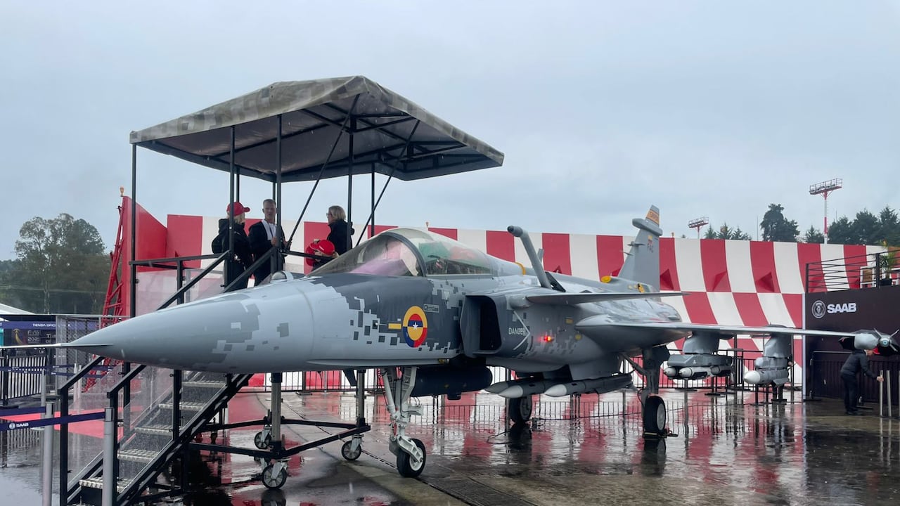 Avión de guerra Gripen en feria internacional en Rionegro, Antioquia.