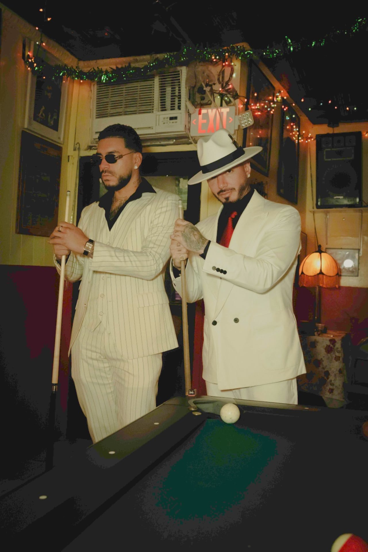 Ryan Castro y J Balvin, en el video de Tonto, hacen un guiño al cine, a lo gánster y a Michael Jackson.
