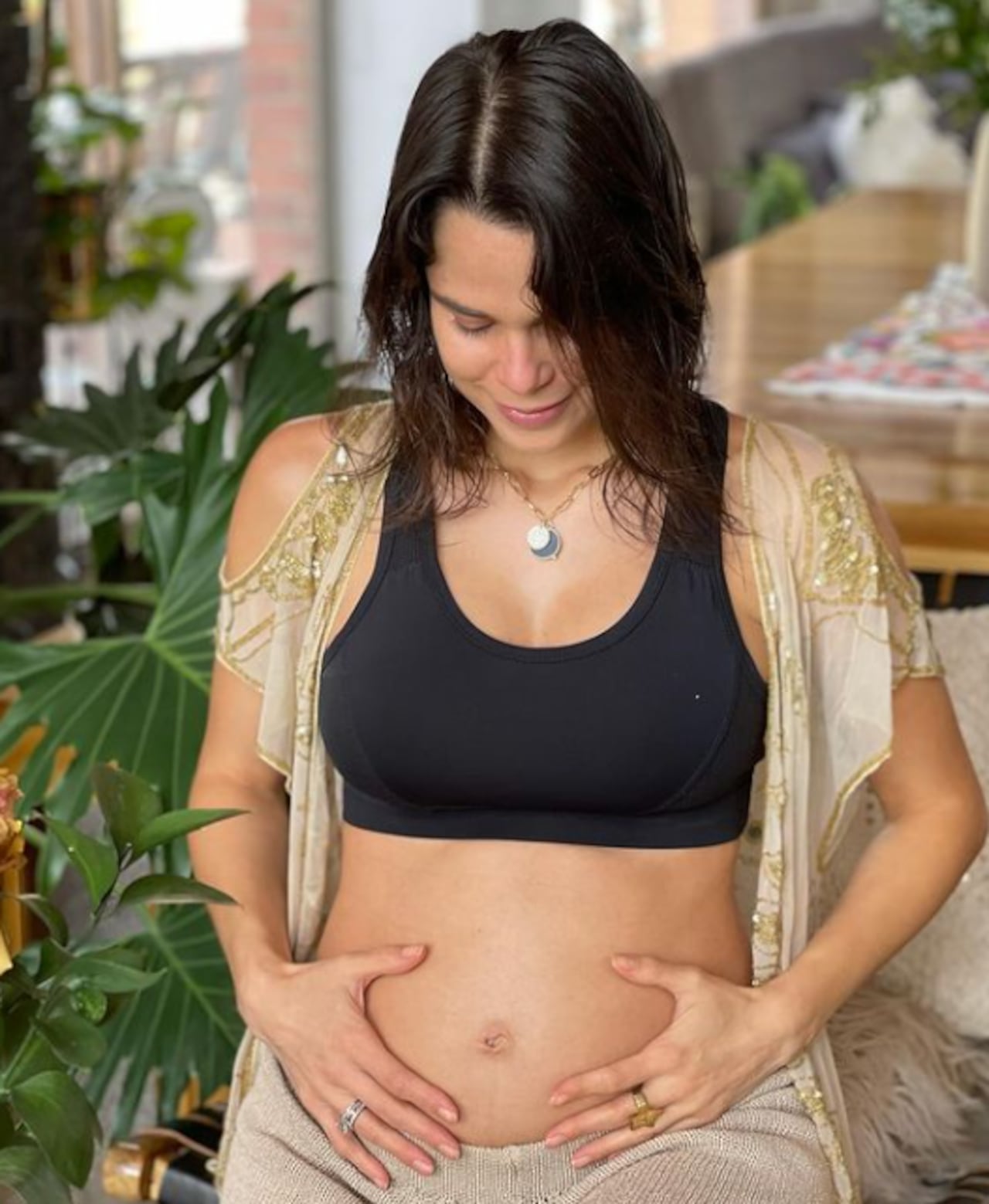 La periodista Andreina Solórzano confirmó que está embarazada de su primer hijo.