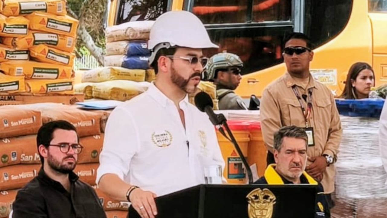 El presidente Abelardo de la Espriella entregó materiales y maquinaria de construcción a los damnificados por el terremoto en la unidad deportiva Alberto Galindo.