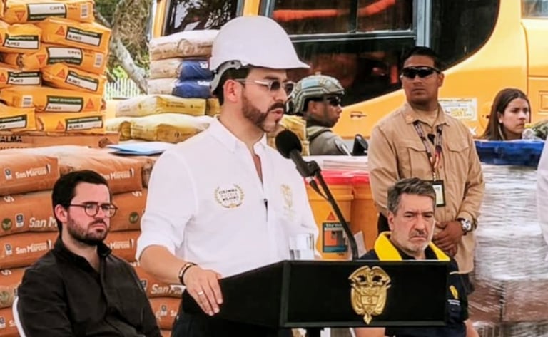 El presidente Abelardo de la Espriella entregó materiales y maquinaria de construcción a los damnificados por el terremoto en la unidad deportiva Alberto Galindo.