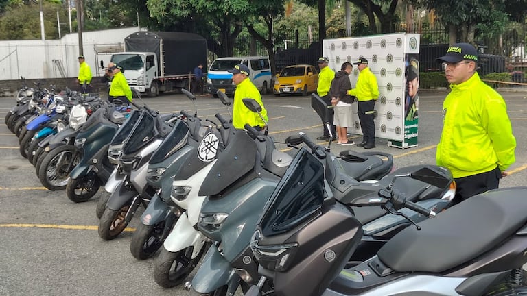 Policía recupera 118 motocicletas robadas en Cali; dueños reciben sus vehículos.