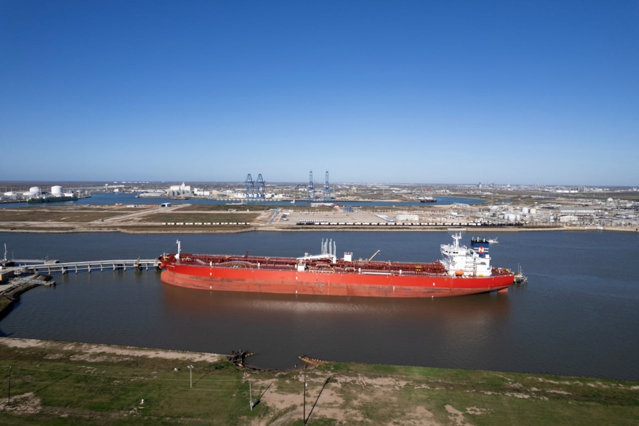 Una foto aérea muestra el petrolero Nave Photon, con un cargamento de petróleo venezolano, atracado en Freeport, Texas, el 16 de enero de 2026. Estados Unidos ha concretado una venta de petróleo venezolano, la primera desde que Washington tomó el control del sector tras el derrocamiento del presidente Nicolás Maduro,