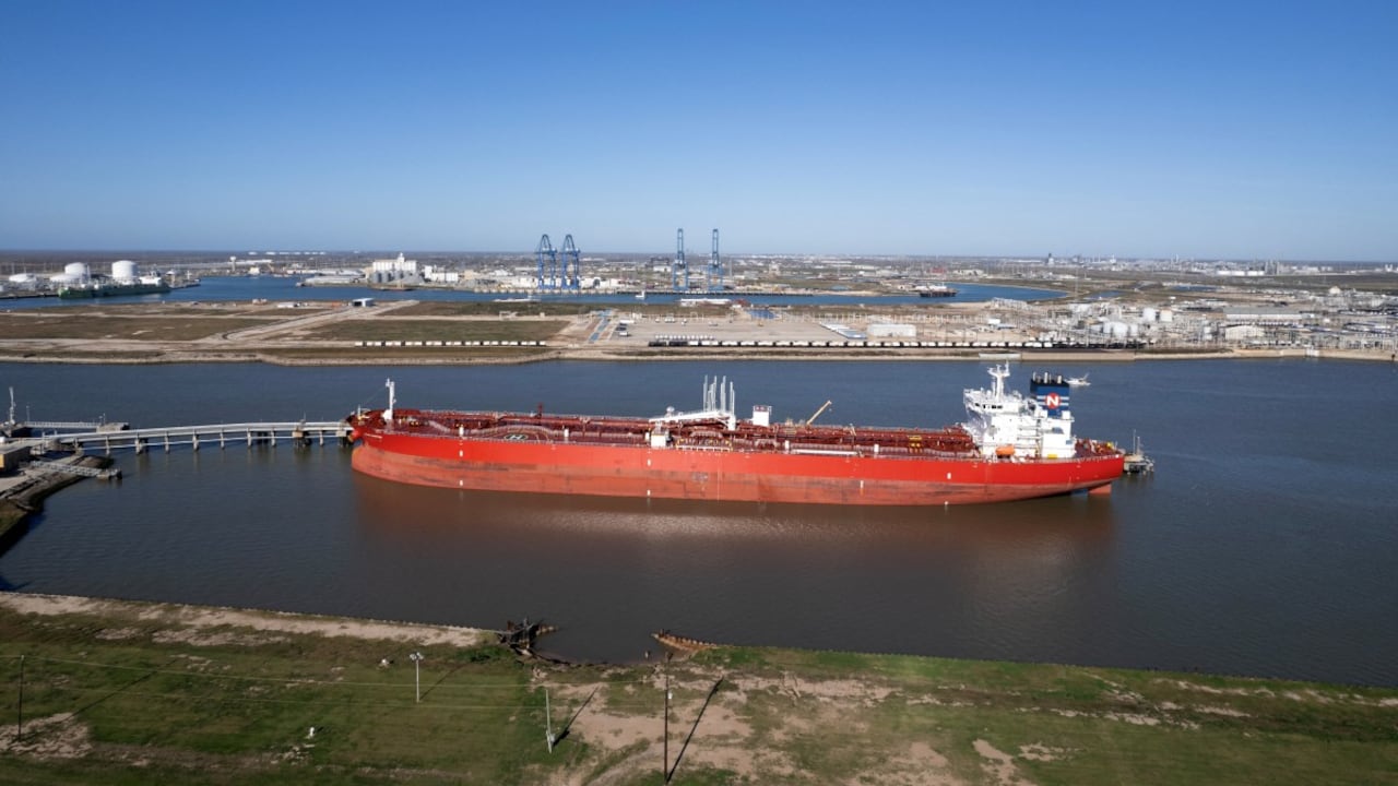 Una foto aérea muestra el petrolero Nave Photon, con un cargamento de petróleo venezolano, atracado en Freeport, Texas, el 16 de enero de 2026. Estados Unidos ha concretado una venta de petróleo venezolano, la primera desde que Washington tomó el control del sector tras el derrocamiento del presidente Nicolás Maduro,