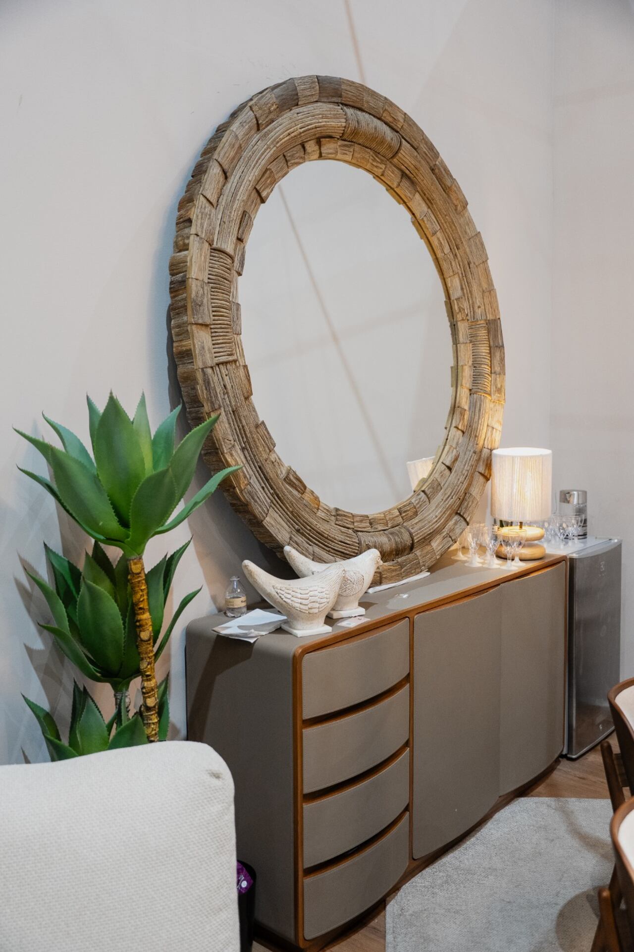 Los espejos no pasan de moda en materia de decoración, solamente que ahora también reflejan una mirada a lo ancestral.