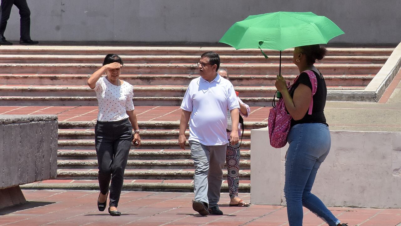 Una temperatura de 31 y una sensación de 33 Grados Centígrados fue lo que se vivió hoy en la ciudad, Los caleños hacen uso de Accesorios como el paraguas para evitar el inclemente sol, que por estos días azota la sucursal del cielo