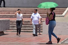 Una temperatura de 31 y una sensación de 33 Grados Centígrados fue lo que se vivió hoy en la ciudad, Los caleños hacen uso de Accesorios como el paraguas para evitar el inclemente sol, que por estos días azota la sucursal del cielo