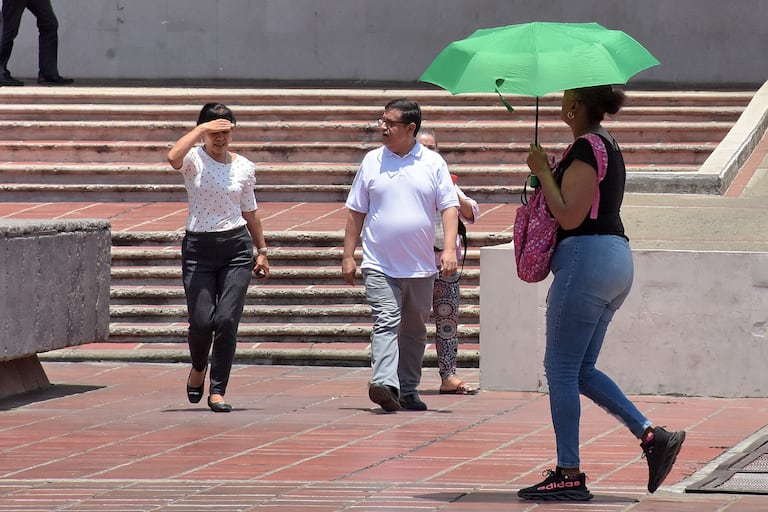 Una temperatura de 31 y una sensación de 33 Grados Centígrados fue lo que se vivió hoy en la ciudad, Los caleños hacen uso de Accesorios como el paraguas para evitar el inclemente sol, que por estos días azota la sucursal del cielo