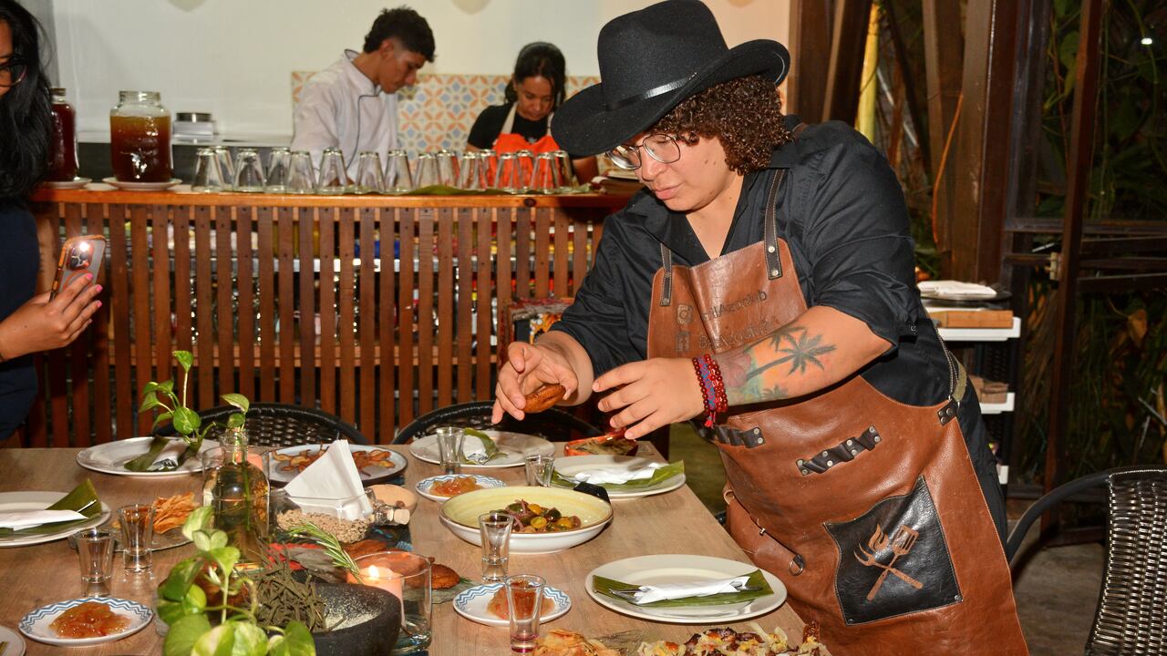 "Vuelta a Colombia en 7 tiempos y la ñapita". Se trata de una experiencia culinaria creada por la chef Nayara Bonivento, que celebra la diversidad culinaria del país con siete tiempos, cada uno representando una región diferente. foto Jorge Orozco