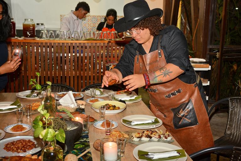 "Vuelta a Colombia en 7 tiempos y la ñapita". Se trata de una experiencia culinaria creada por la chef Nayara Bonivento, que celebra la diversidad culinaria del país con siete tiempos, cada uno representando una región diferente. foto Jorge Orozco