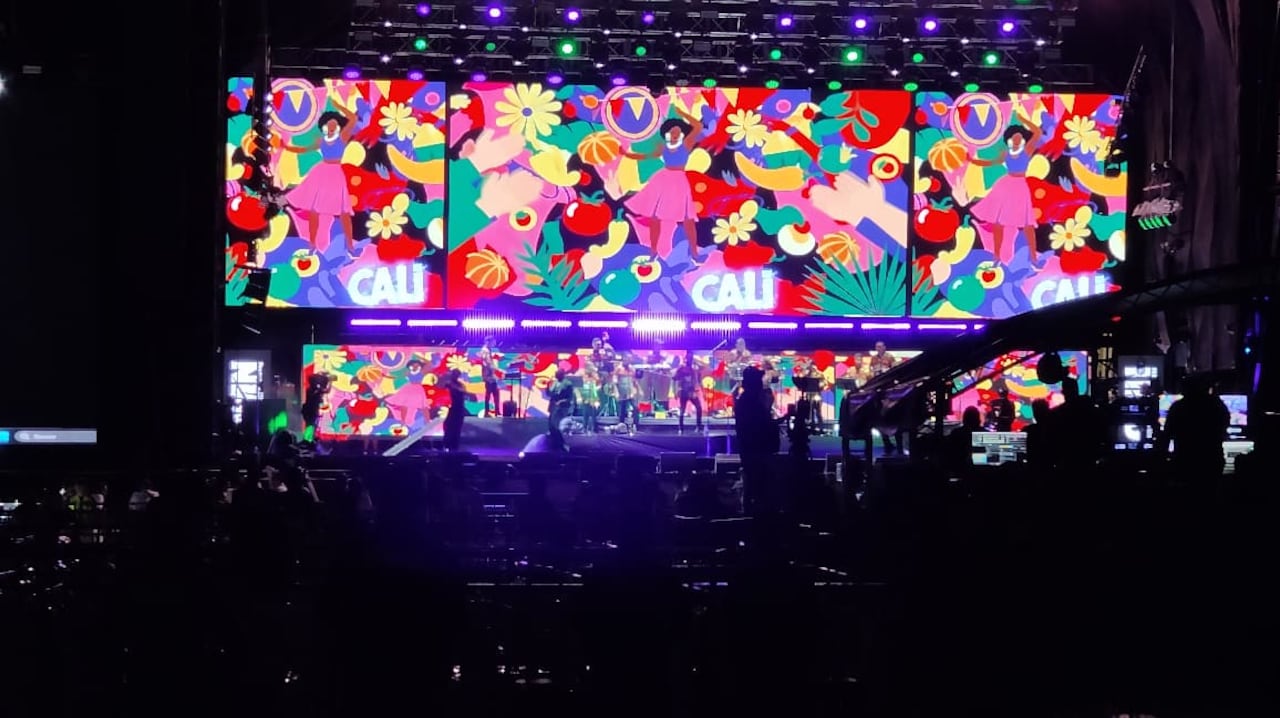 El artista Andy Caicedo durante su show en el Superconcierto, mientras las tribunas comienzan a recibir a más asistentes en la noche caleña.