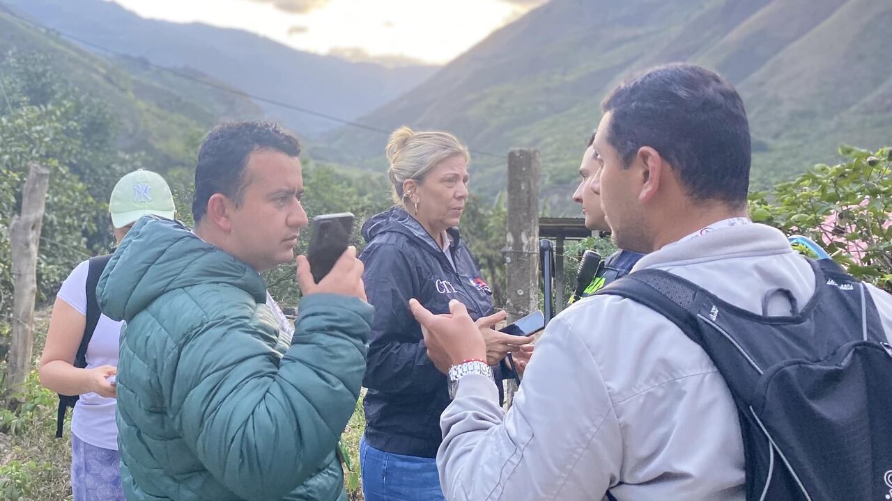 "El día de hoy personal de la Alcaldía Municipal, bomberos voluntarios, Policía Nacional de los Colombianos y CTI recorrieron nuevamente el área y visitaron fincas vecinas. Se han adelantado entrevistas durante más de 36 horas las cuales fueron lideradas por la Directora de Fiscalías del Tolima Fiscalía General de la Nación Colombia", manifestó el mandatario municipial.