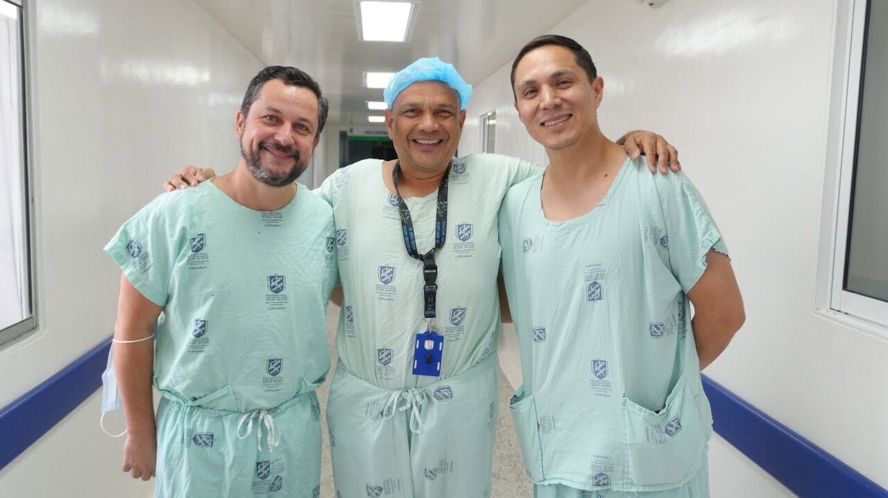 El procedimiento quirúrgico permitió retirar el tejido óseo afectado por necrosis y reconstruir parte del maxilar mediante un injerto microvascularizado de fíbula, una técnica de alta complejidad utilizada en cirugía reconstructiva.