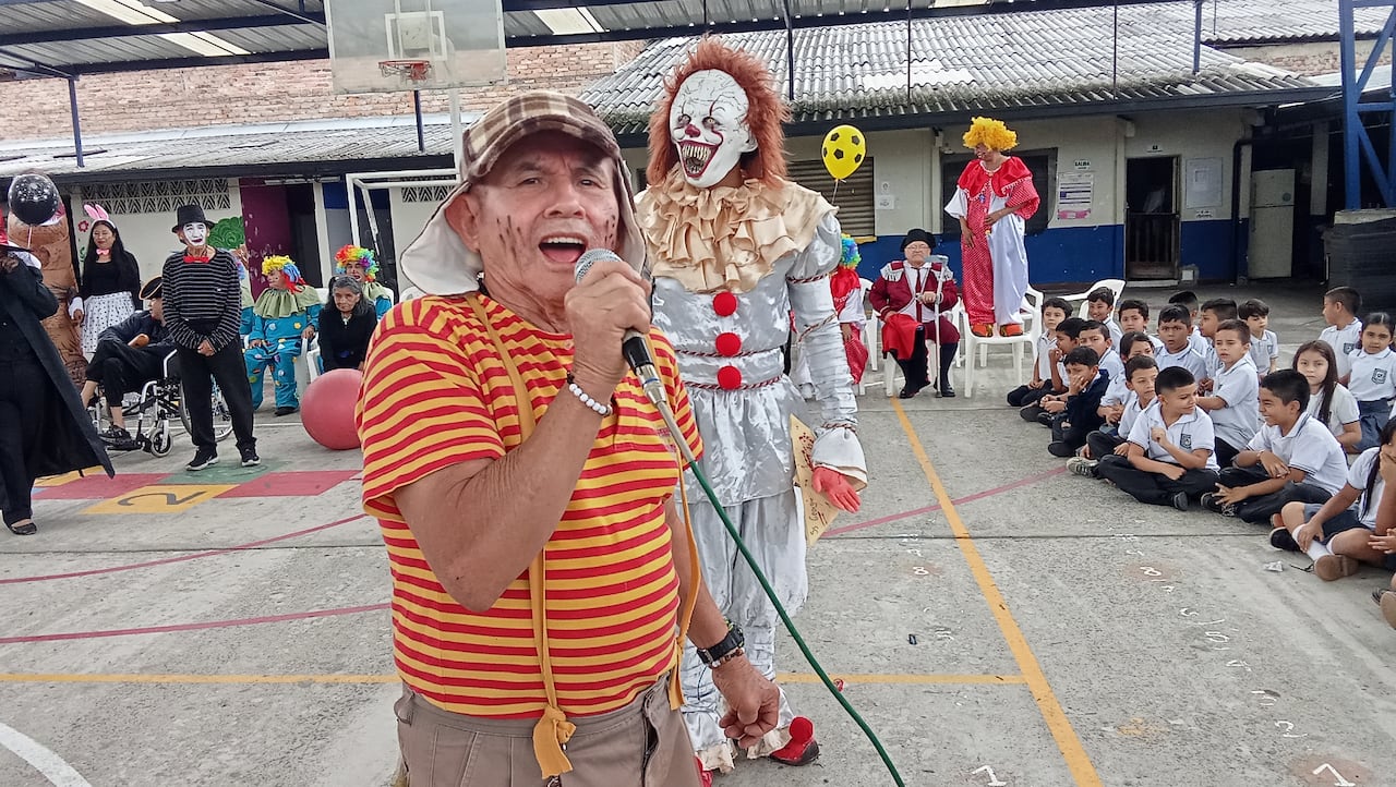 Con caracterizaciones de personajes clásicos de la televisión como El Chavo del Ocho y Los Picapiedra, los abuelitos del Hogar San Vicente de Paúl llenaron de risas y color el patio de la institución educativa.