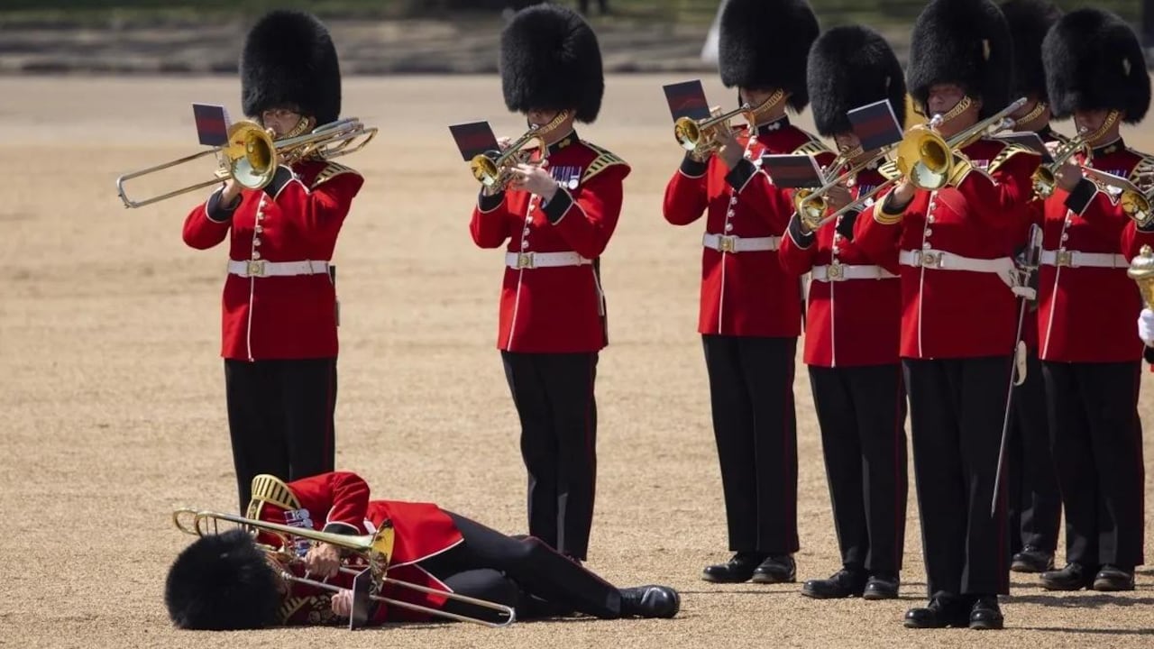 Tres militares desmayados en el ensayo de Trooping the Colour que se realizará el próximo fin de semana.