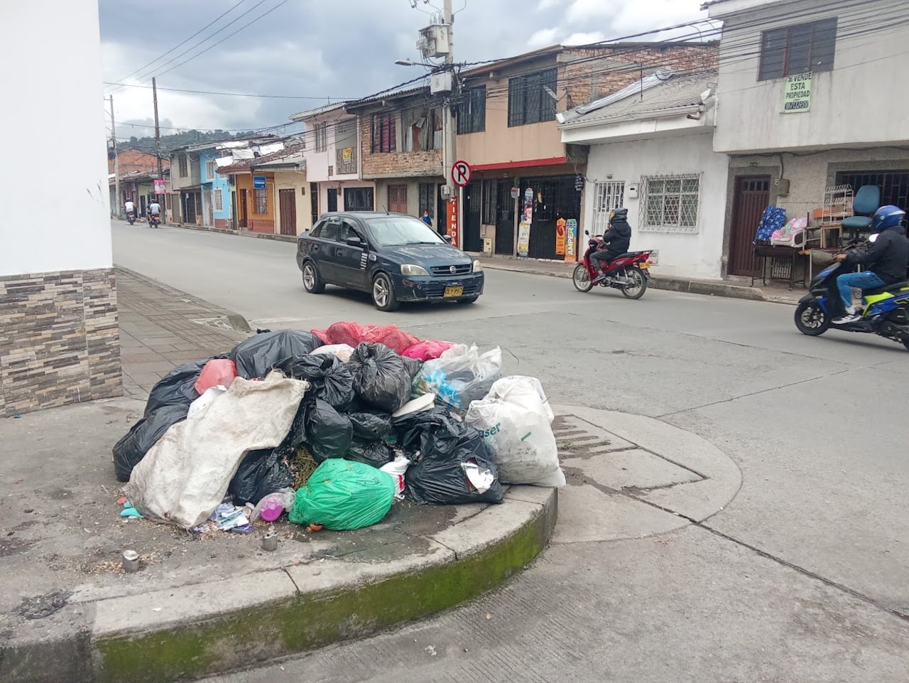 La crisis en la recolección de residuos se agravó tras la quema de dos vehículos compactadores de la empresa Urbaser cuando se dirigían al relleno sanitario Los Picachos, muestra de la intensidad de la guerra que afecta incluso a la capital del Cauca.