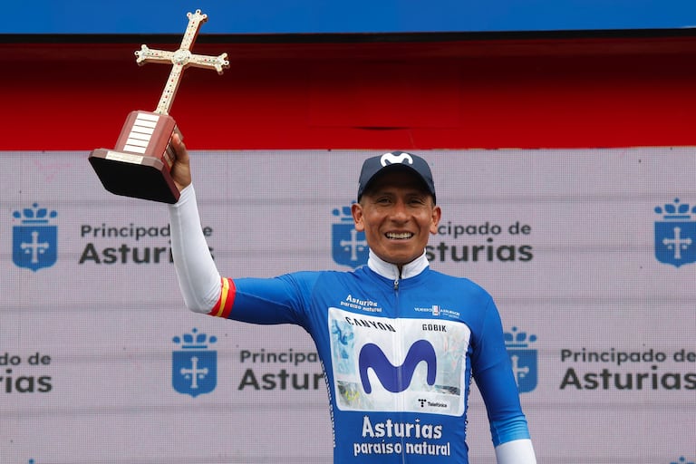 Nairo Quintana celebra tras conquistar la Vuelta a Asturias 2026.